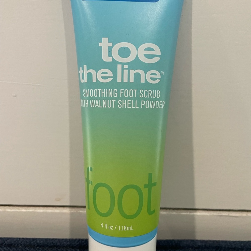 Bath and Body Works True Blue Spa Toe the Line Smoothing Foot Scrub